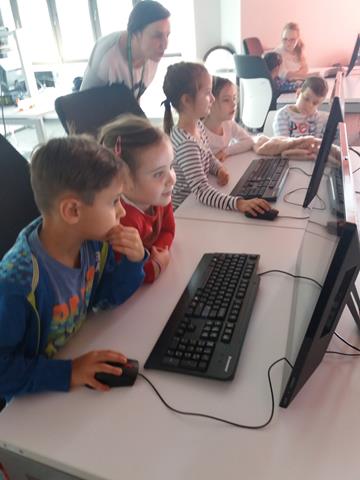 Uczniowie klasy 1a na zajęciach z kodowania w Bibliotece Pedagogicznej.