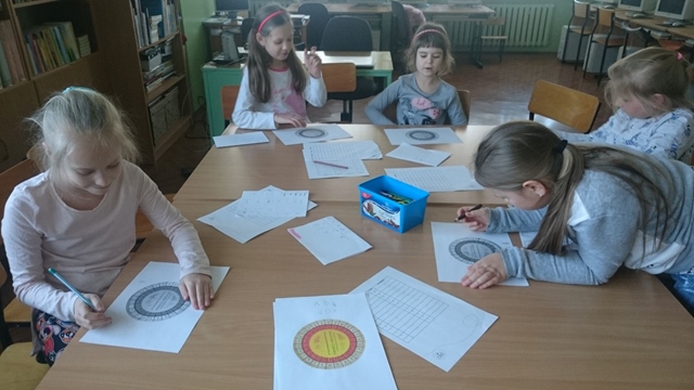Zdjęcie przedstawiające uczennice w bibliotece szkolnej podczas warsztatów.