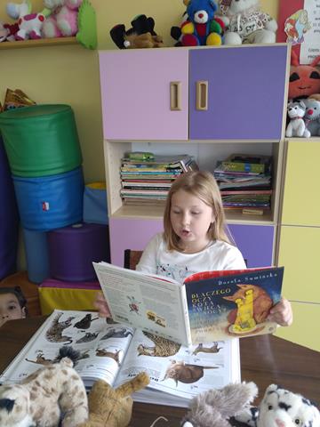 Uczennica prezentująca ciekawostki o zwierzętach podczas Dnia Zwierzaka.