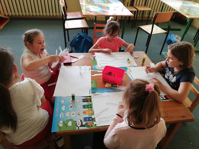 Dzieci wykonują zadanie w programie “MegaMisja”