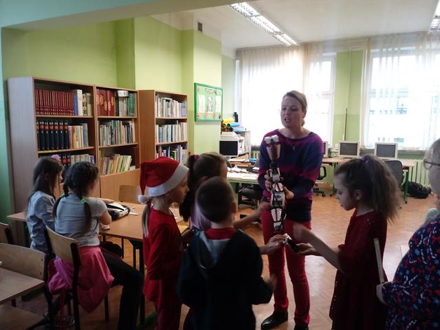 Zajęcia z robotyki w bibliotece szkolnej.