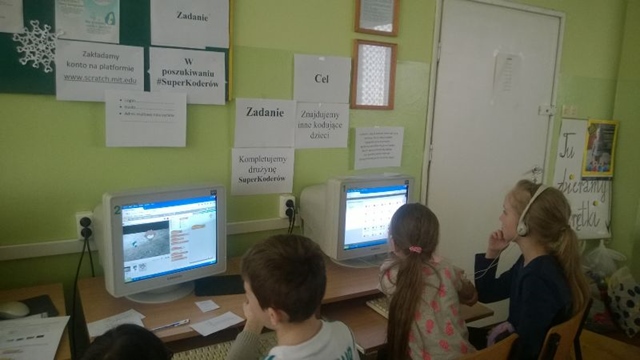 Zdjęcie przedstawiające uczniów podczas zajęć w sali informatycznej. 