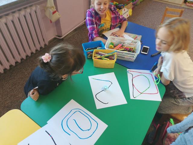 Zajęcia z Ozobotem w świetlicy szkolnej.