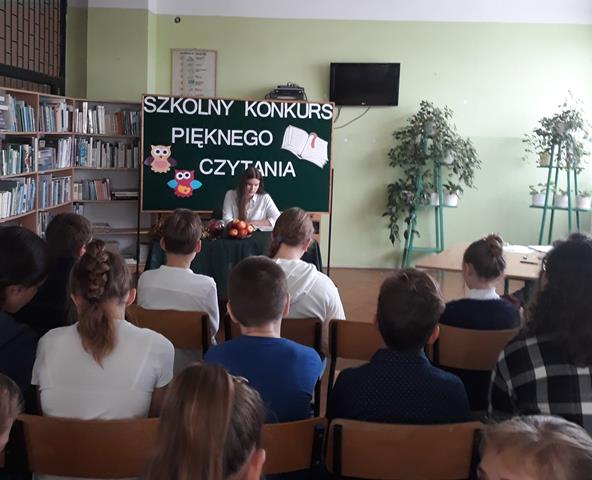 Uczestniczka Szkolnego Konkursu Pięknego Czytania podczas prezentacji wybranego przez siebie utworu.