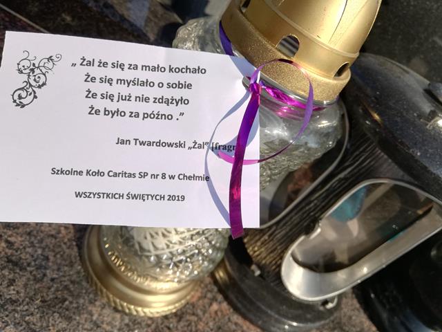 Znicz z dedykacją.