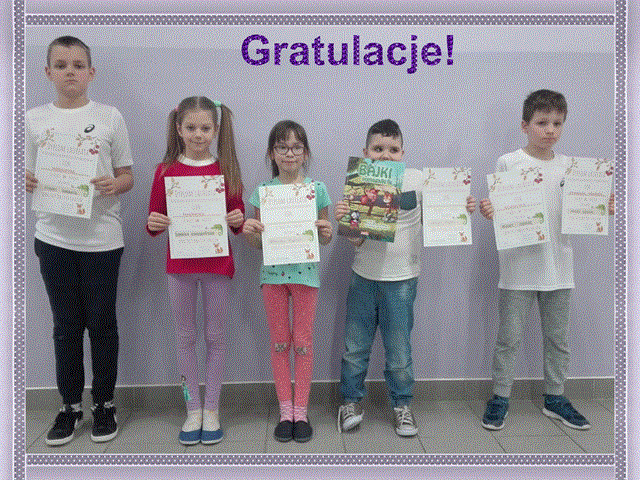 Zdjęcie przedstawia laureatów ogólnopolskich konkursów Leon. Uczniowie trzymają przed sobą zwycięskie dyplomy. 