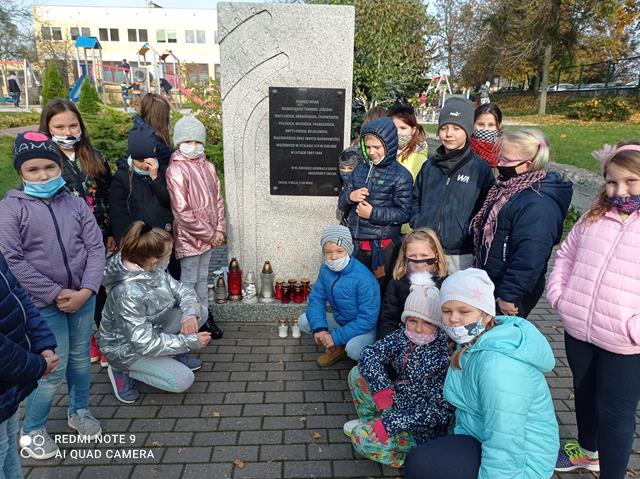 Grupa uczniów przy pomniku Stalag 319.