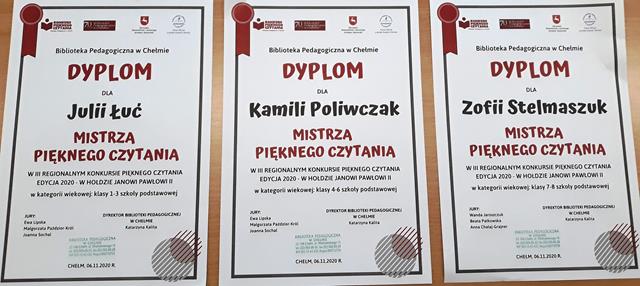 Zdjęcie ukazuje trzy dyplomy laureatek w konkursie o tytuł Mistrza Pięknego Czytania.