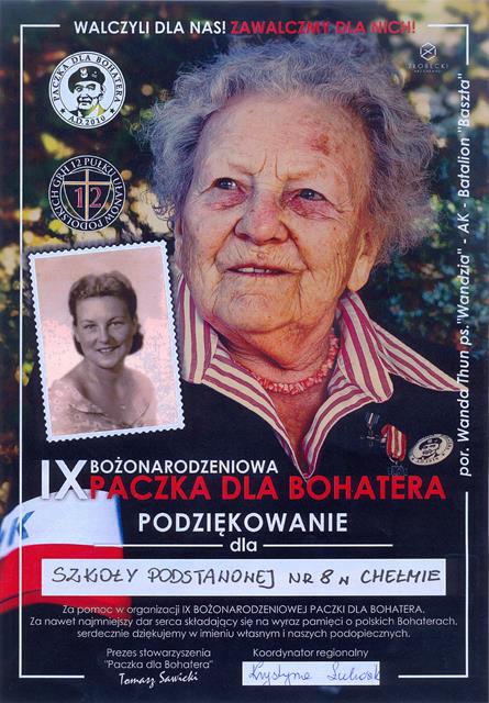 Podziękowanie dla SP nr 8 w Chełmie za udział w IX edycji Paczki dla Bohatera na tle dwóch zdjęć (z młodości i obecnego) prof. Wandy Thun ps. „Wandzia”, sanitariuszki AK. 