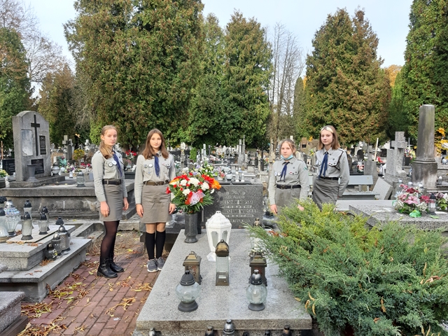 Harcerki 12 DH “8WIR” podczas podczas prac porządkowych i zapalania zniczy na cmentarzu.