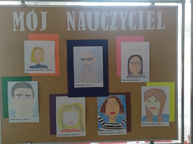 Zdjęcie tablicy, na której są wywieszone prace plastyczne uczniów prezentujące ich nauczycieli. 