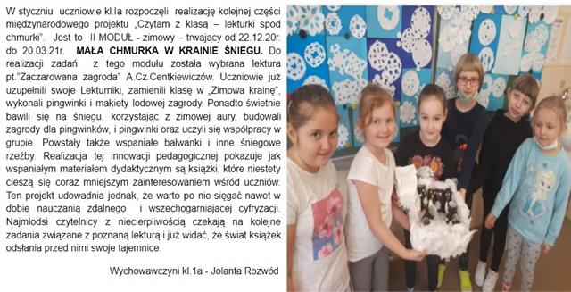 Grupa dziewczynek z własnoręcznie wykonaną zagrodą dla pingwinów. W tle wystawa prac plastycznych o tematyce zimowej.