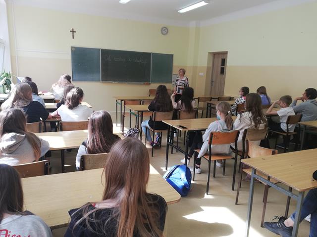 Uczniowie - uczestnicy zajęć profilaktycznych “Od izolacji do adaptacji”.