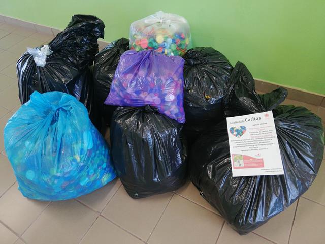  Zdjęcie zebranych podczas akcji plastikowych korków po butelkach.