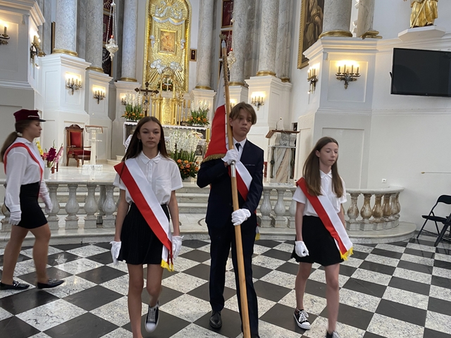 Zdjęcie przedstawia poczet sztandarowy szkoły podczas uroczystości 83. rocznicy wybuchu II wojny światowej w kościele.