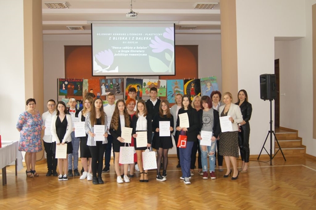 Zdjęcie przedstawiające uczniów podczas odbioru nagród.