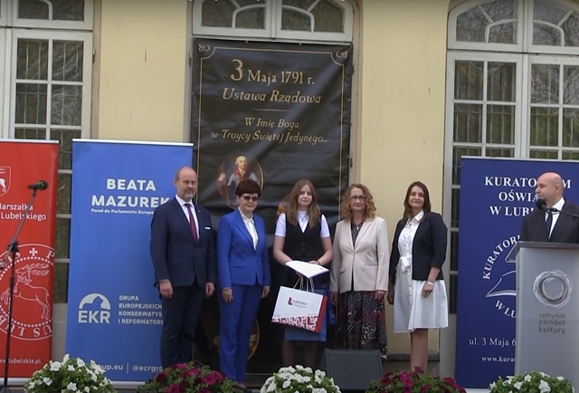 Laureatka Wojewódzkiego Konkursu „Echa Konstytucji 3 Maja w moim regionie” po odbiorze nagrody w towarzystwie Lubelskiej Kurator Oświaty Pani Teresy Misiuk oraz prowadzących uroczystość.