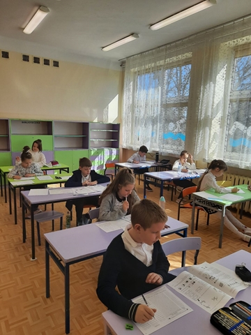 Uczniowie podczas wykonywania zadań w konkursie “Kangur”.