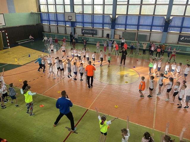 Zdjęcie przedstawiające uczniów i nauczycieli wychowania fizycznego w sali gimnastycznej podczas Dnia Sportu. 