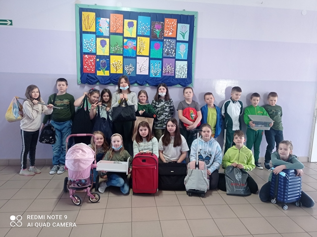Uczniowie klasy 3c podczas akcji “Dzień bez plecaka”. 