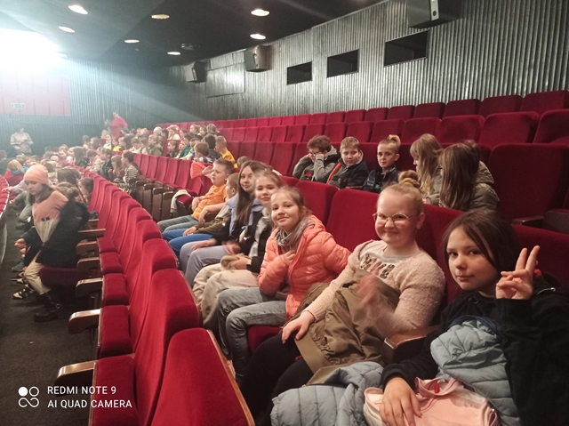 Zdjęcie przedstawiające uczniów siedzących na widowni w CHDK-u.