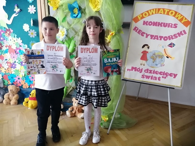 Laureaci konkursu recytatorskiego “Mój dziecięcy świat” z dyplomami uznania.