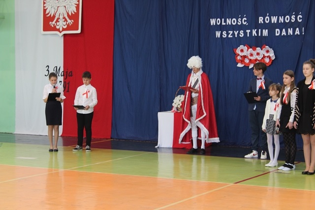 Zdjęcie przedstawia uczniów, którzy przygotowali akademię z okazji rocznicy uchwalenia Konstytucji 3 Maja.