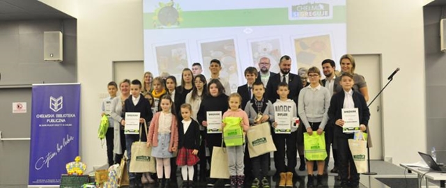 Zdjęcie przedstawia laureatów konkursu ekologicznego.