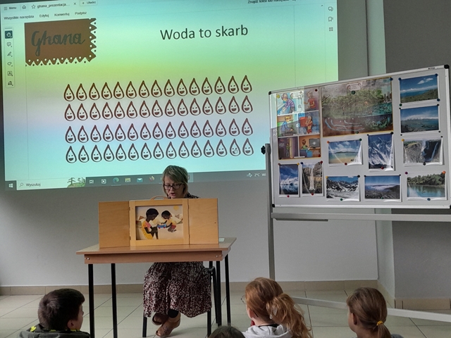 Teatrzyk ukazujący, że “Woda to skarb”.