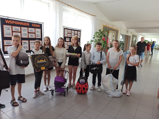 Zdjęcie przedstawiające grupę uczniów na korytarzu szkolnym w ramach akcji Dzień bez plecaka.