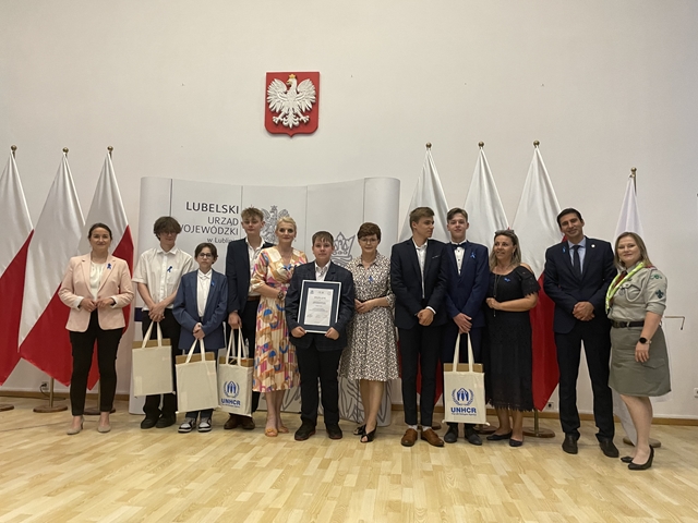 Uczniowie naszej szkoły zostali laureatami w  kategorii szkół podstawowych w Wojewódzkim Konkursie „JESTEŚMY RAZEM I BLISKO SIEBIE”. Nagrodę  odebrali uczniowie wraz z Dyrektorem Panią Beatą Tomaszczuk w Lubelskim Urzędzie Wojewódzkim. 