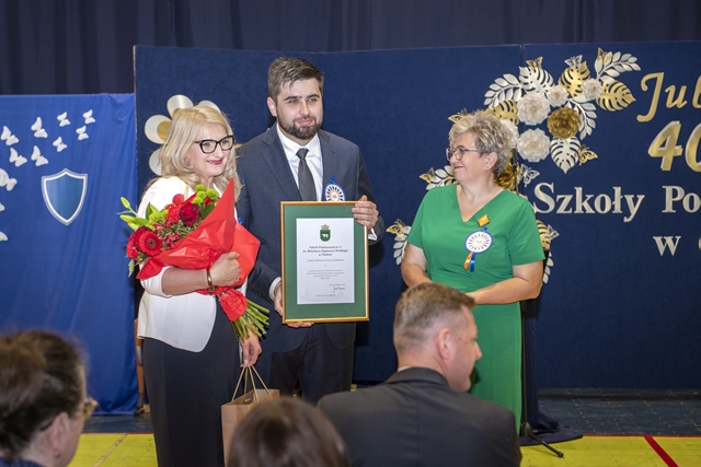 Szkoła Podstawowa nr 8 im. Bolesława Zygmunta Wirskiego obchodziła jubileusz 40 – lecia. Na zdjęciu widzimy Pana Prezydenta Chełma Jakuba Banaszka wręczającego kwiaty i tablicę pamiątkową Pani Dyrektor Beacie Tomaszczuk.  Obok nich stoi Pani Wiceprezydent Chełma - Dorota Cieślik.