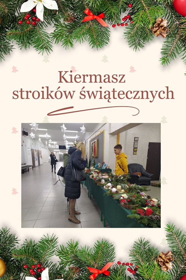 Zdjęcie przedstawiające ucznia podczas sprzedaży stroików bożonarodzeniowych.