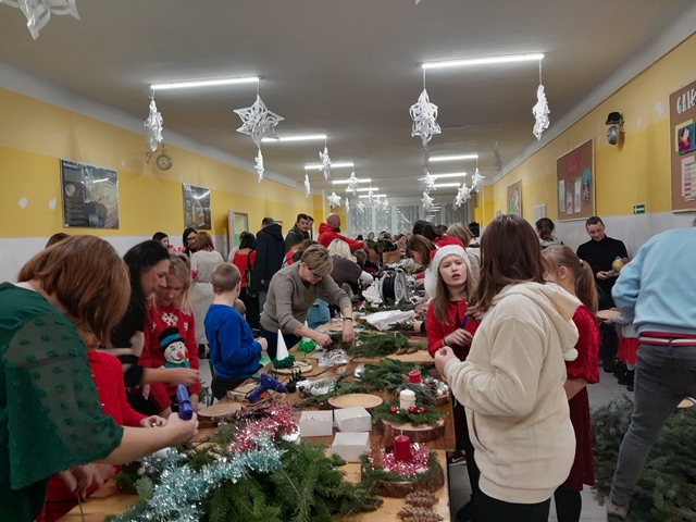 Uczniowie wraz z rodzicami podczas wykonywania ozdób i stroików bożonarodzeniowych.