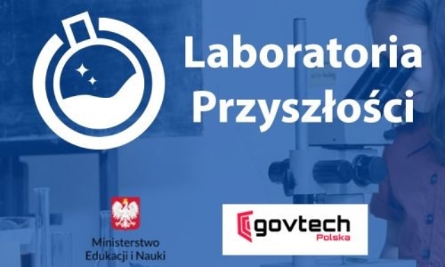 Zdjęcie przedstawia plakat symbolizujący tworzenie Laboratoriów Przyszłości w Szkole Podstawowej nr 8 w Chełmie.