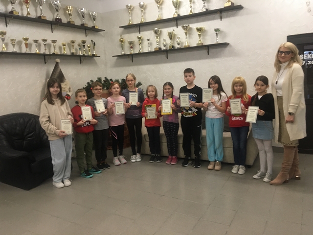 Zdjęcie przedstawia laureatów Ogólnopolskiego Konkursu Ortograficznego. Uczniowie ustawieni przy Pani Dyrektor pozują do zdjęcia ze swoimi dyplomami.