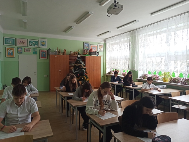 Uczniowie podczas pisania konkursu historycznego “Wiek XVI - złoty wiek w dziejach Polski”.