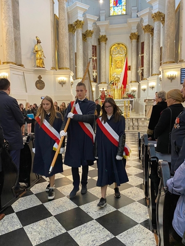Zdjęcie przedstawiające Poczet Sztandarowy Szkoły w kościele na tle ołtarza.
