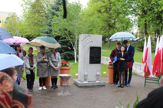 Zdjęcie przedstawia uczniów podczas uroczystości upamiętniającej rocznicę likwidacji obozu Stalag 319.