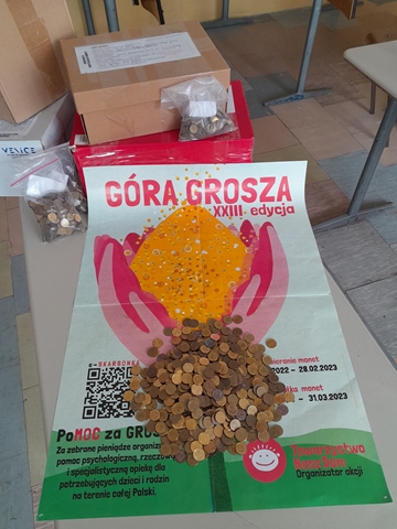 Pieniądze zebrane w akcji „Góra grosza” i plakat przedsięwzięcia.