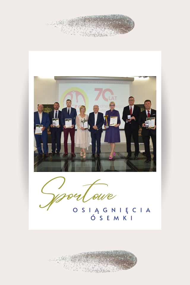 Zdjęcie przedstawia grupę osób wraz z dyplomami podczas podsumowania osiągnięć sportowych. Dwie kobiety na zdjęciu trzymają w ręku puchary.