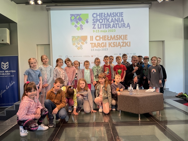 Zdjęcie przedstawiające uczniów podczas II Chełmskich Targów Książek.