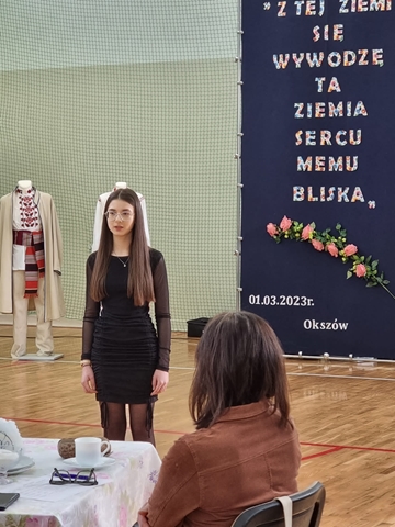 Zdjęcie dziewczynki w czasie konkursu recytatorskiego.