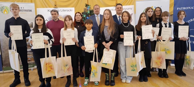 Uczniowie - laureaci konkursu literackiego.