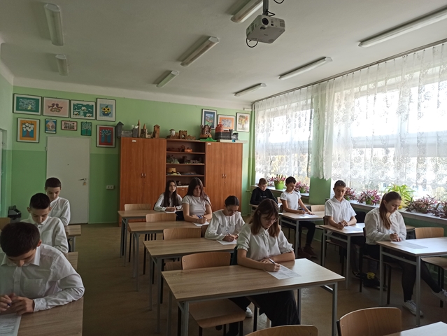 Uczniowie w trakcie konkursu “Jesteśmy częścią przyrody”.