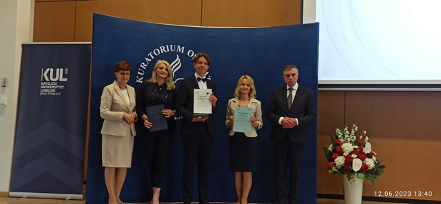 Dyplom uhonorował ciężką pracę Kacpra Michalskiego. Uczeń został laureatem Konkursu Historycznego organizowanego przez Kuratorium Oświaty w Lublinie. Podziękowania i gratulacje zdobyła również nauczycielka Kacpra oraz Pani Dyrektor Beata Tomaszczuk.