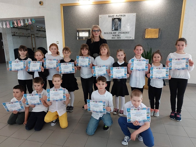 Pani Dyrektor z laureatami konkursu plastycznego. Dzieci trzymają przed sobą dyplomy.