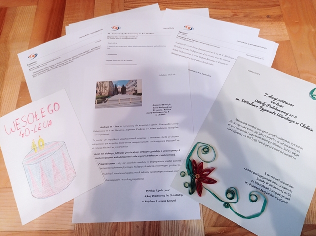 Zdjęcie prezentujące życzenia, które wpłynęły do szkoły z okazji obchodów jej 40-lecia.