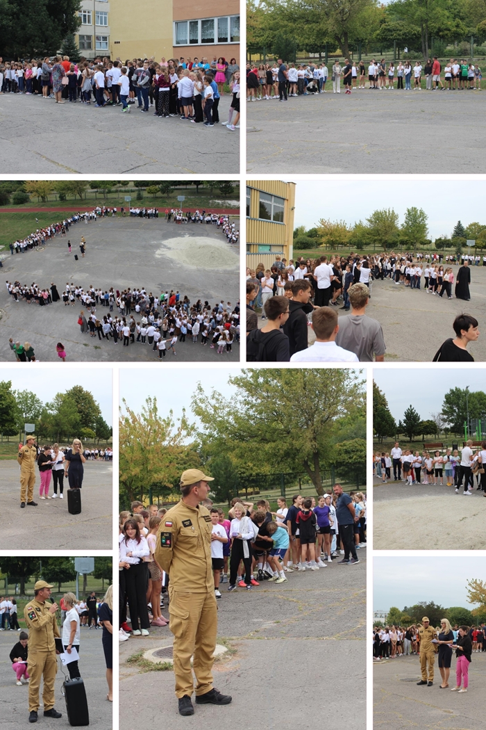 Kolaż składa się z dziewięciu fotografii, na których uczniowie wraz z nauczycielami ustawieni są klasami wokół boiska. Pani Dyrektor oraz strażak nadzorujący próbną ewakuację stoją na środku i przemawiają przez mikrofon.