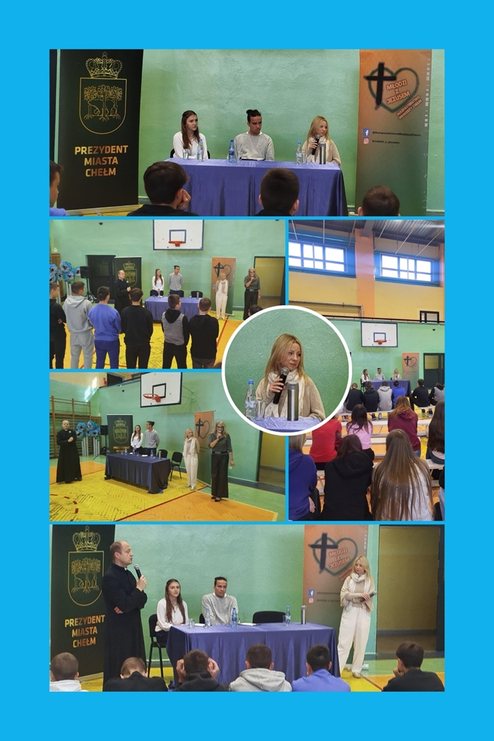 Uczniowie najstarszej w szkole klasy uczestniczyli w spotkaniu z panią Patrycją Hurlak. Pani Patrycja jest aktorką, prezenterką i autorką książek. Ósmoklasiści rozmawiali z gościem o jego życiu zawodowym, ale też o wierze i nawróceniu. Na zdjęciach widać, że spotkanie odbyło się w sali gimnastycznej, uczestniczyła w nim duża grupa uczniów oraz Pani Dyrektor. 